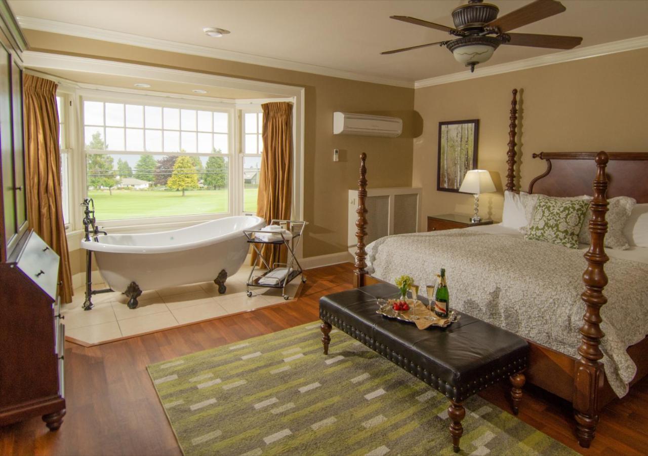 Crown Mansion Boutique Hotel & Villas Qualicum Beach Eksteriør bilde
