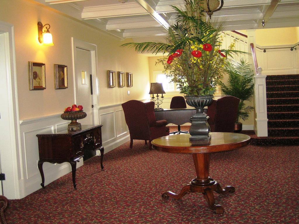 Crown Mansion Boutique Hotel & Villas Qualicum Beach Eksteriør bilde